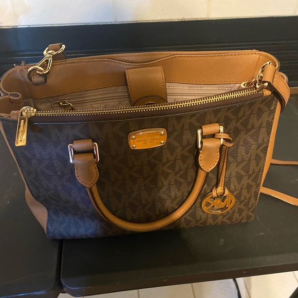 Michael Kors w/ traditional logo. Handle / long strap. Exc condition. No stains. - Picture 1 of 3